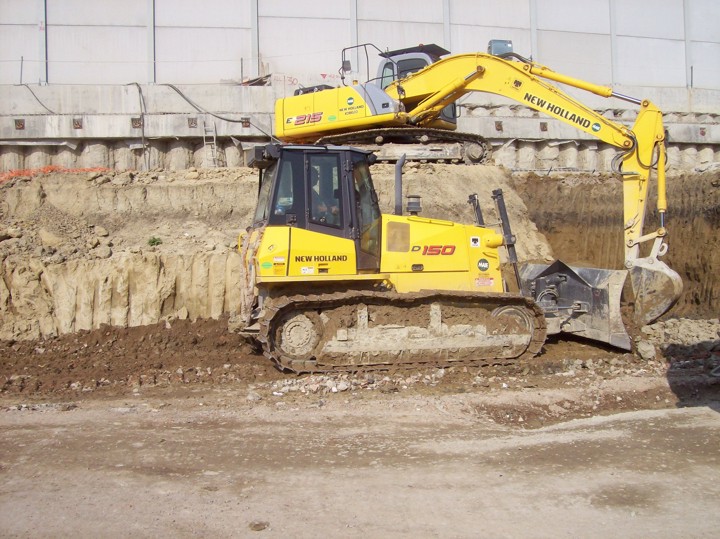 Esecuzione degli scavi per la realizzazione della stazione sotterranea in via de' Carracci a Bologna