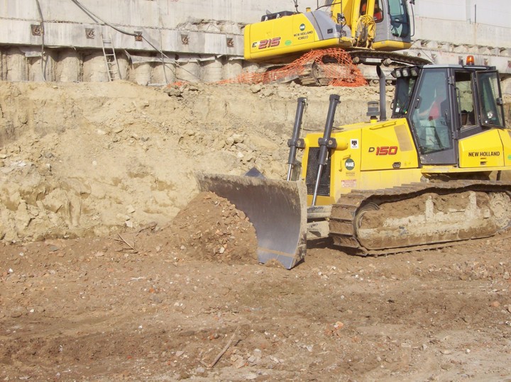 Esecuzione degli scavi per la realizzazione della stazione sotterranea in via de' Carracci a Bologna