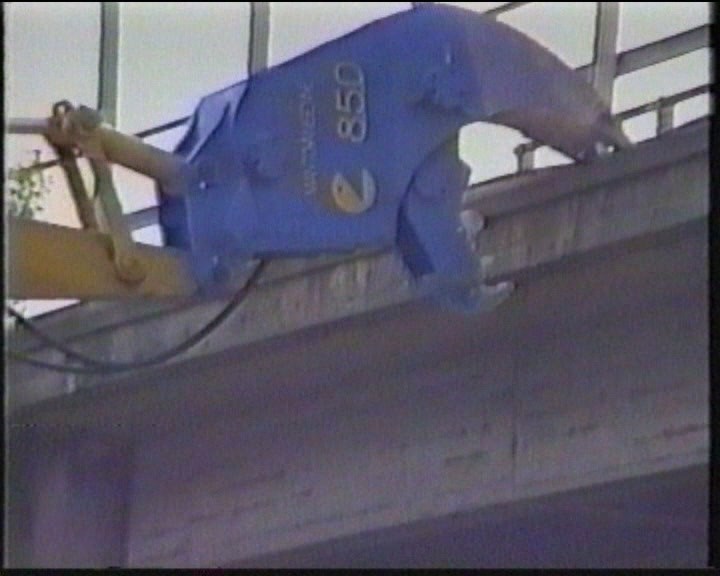 Una delle fasi di demolizione del ponte sull'autostrada A1 per la realizzazione della terza corsia nel tratto Piacenza-Lodi