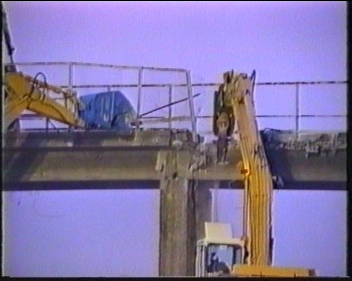 Una delle fasi di demolizione del ponte sull'autostrada A1 per la realizzazione della terza corsia nel tratto Piacenza-Lodi