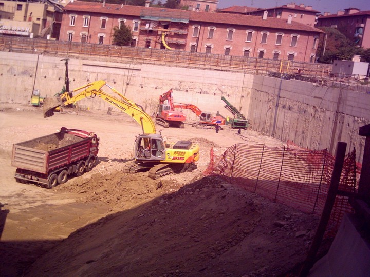 Alcune fasi della realizzazione del parcheggio interrato a Bologna nell'area "ex manifattura tabacchi"