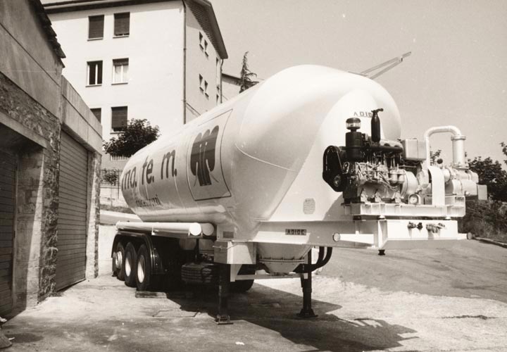 Una delle prime cisterne per il cemento (1986)
