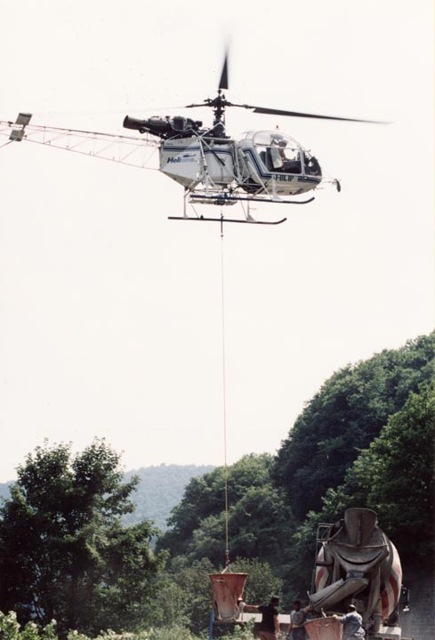 Intervento con elicottero per effettuare il getto nella zona di Rasora